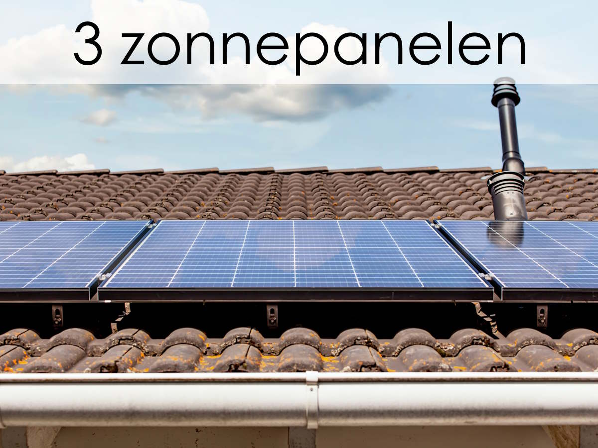 Dak van woning met set van 3 zonnepanelen