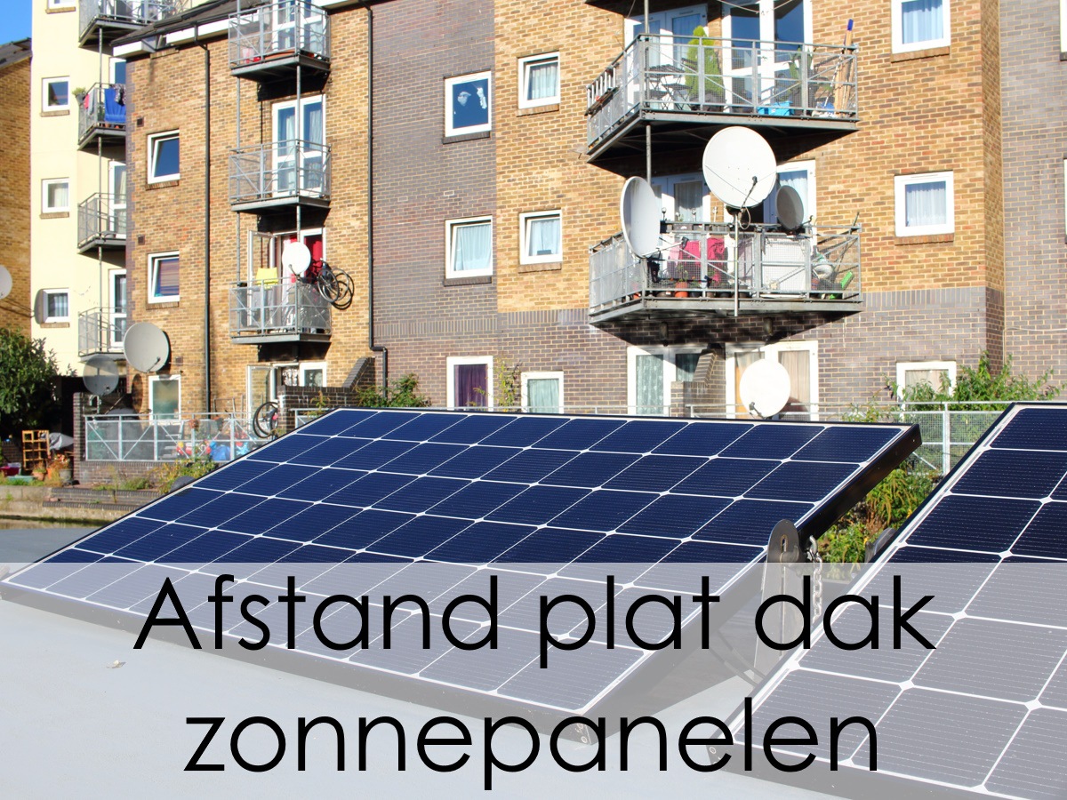 Plat dak met zonnepanelen op juiste afstand van elkaar