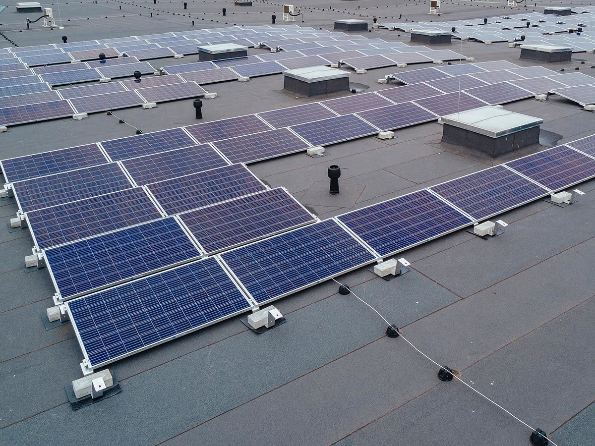 zonnepanelen op een plat dak