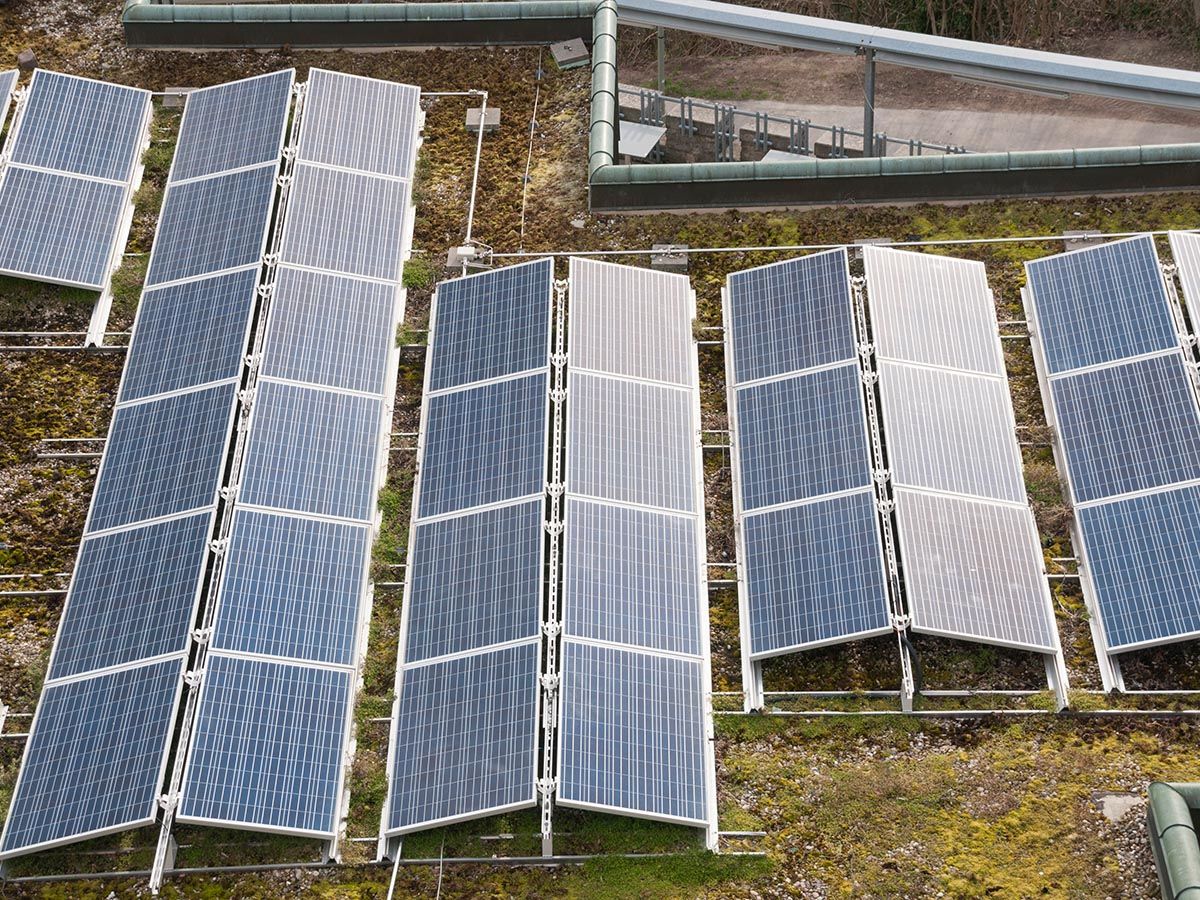 zonnepaneel op een plat dak