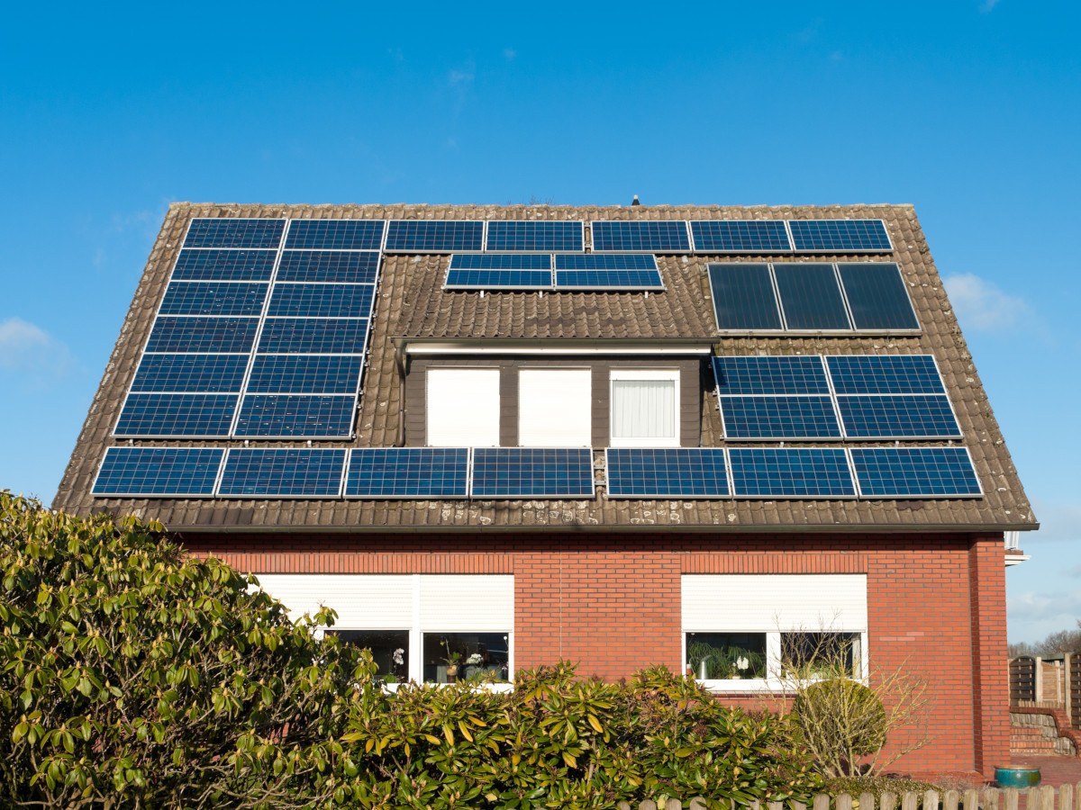 schuin dak met zonnepanelen op dakkapel