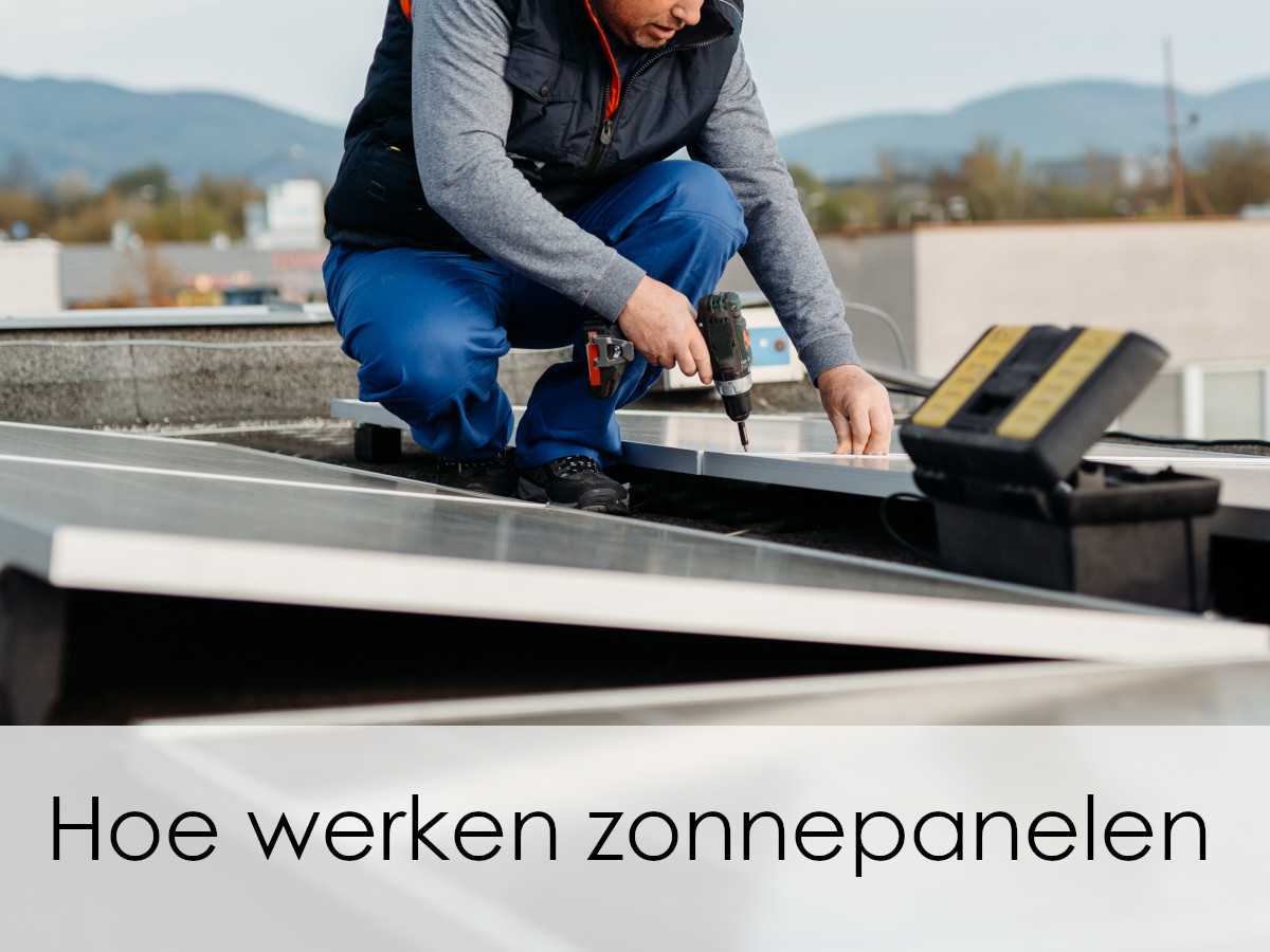 een monteur werkt aan zonnepanelen