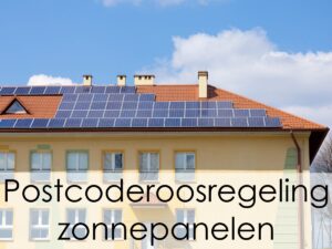 Zonnepanelen op dak van school door postcoderoosregeling