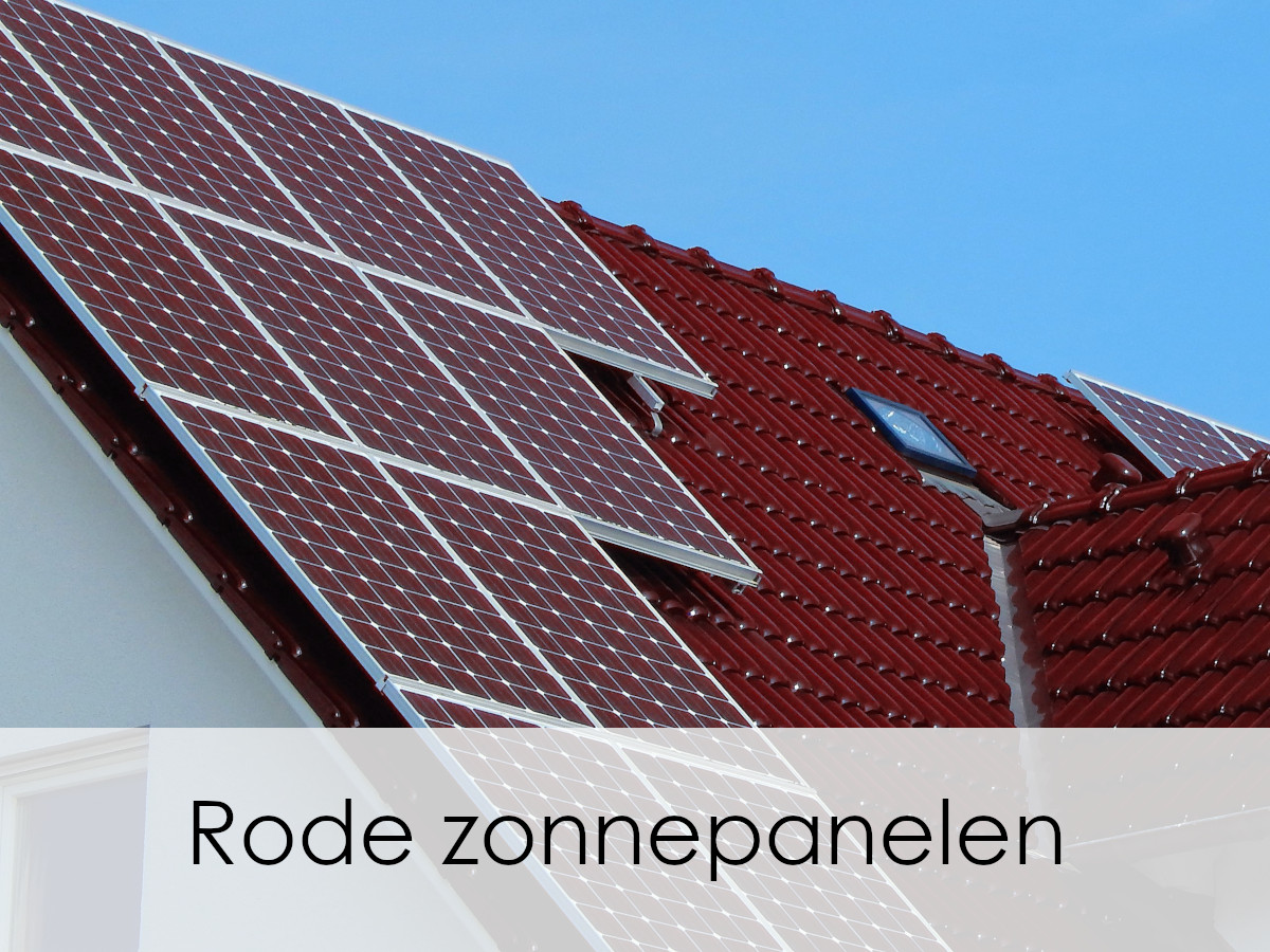 rode zonnepanelen op een rood schuin dak