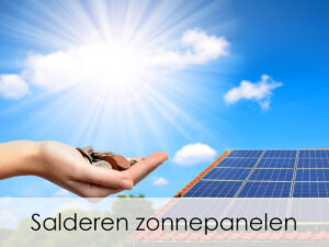 hand met geld voor zonnepanelen salderen