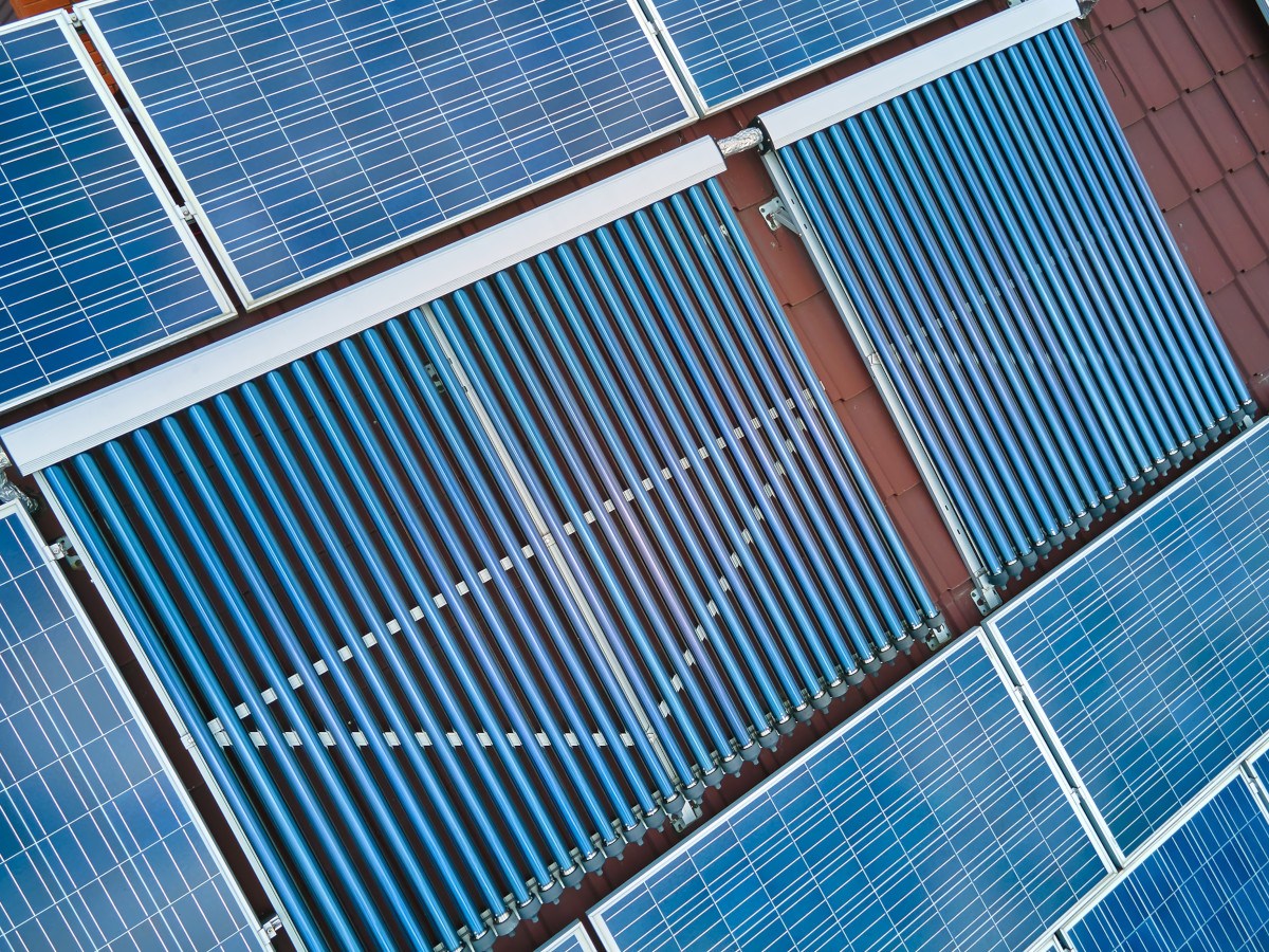 zonneboiler en zonnepanelen op dak