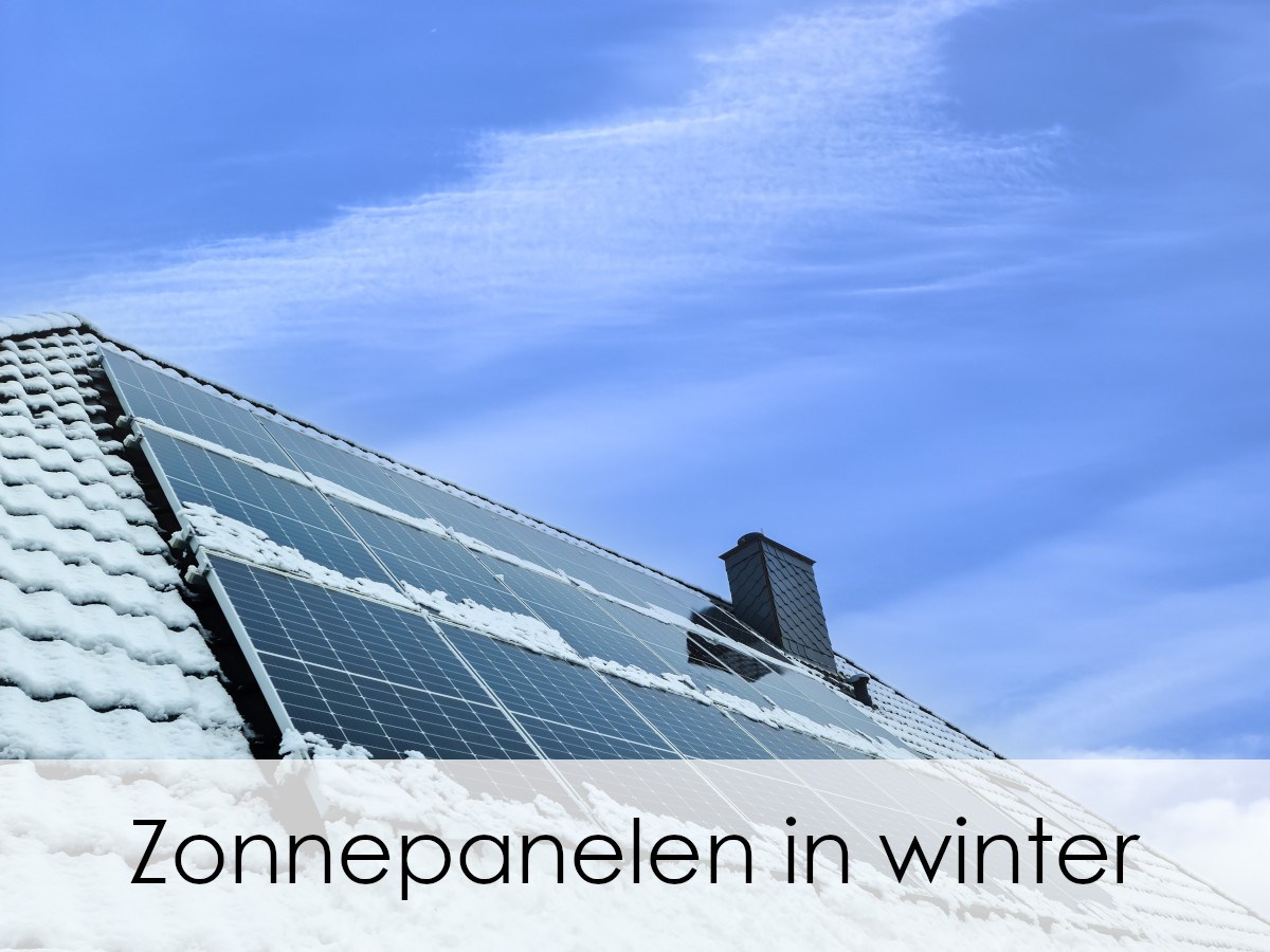 Zonnepanelen met sneeuw op een dak