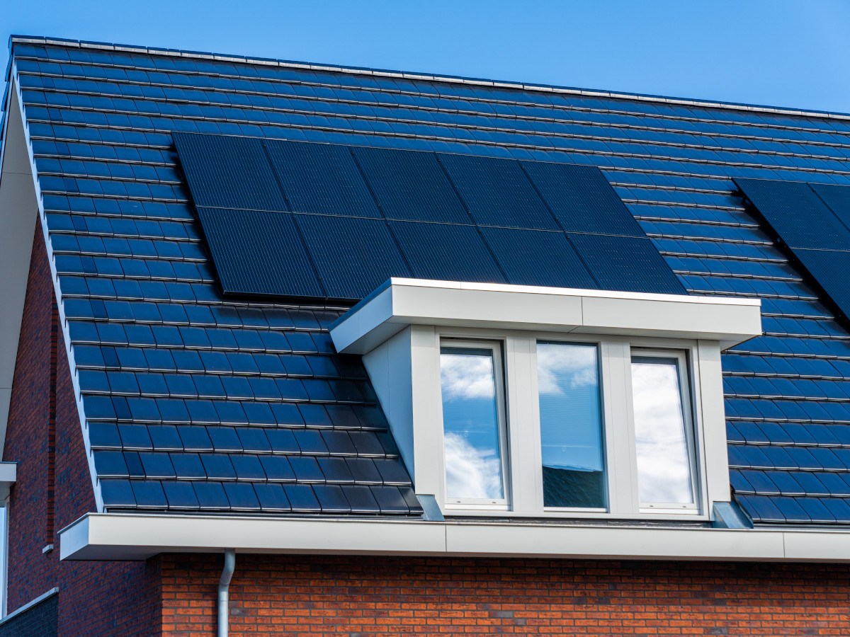 zonnepanelen op een dak boven dakkapel