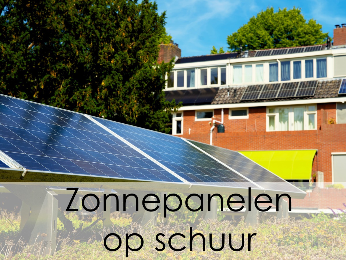 Schuur met plat dak met zonnepanelen